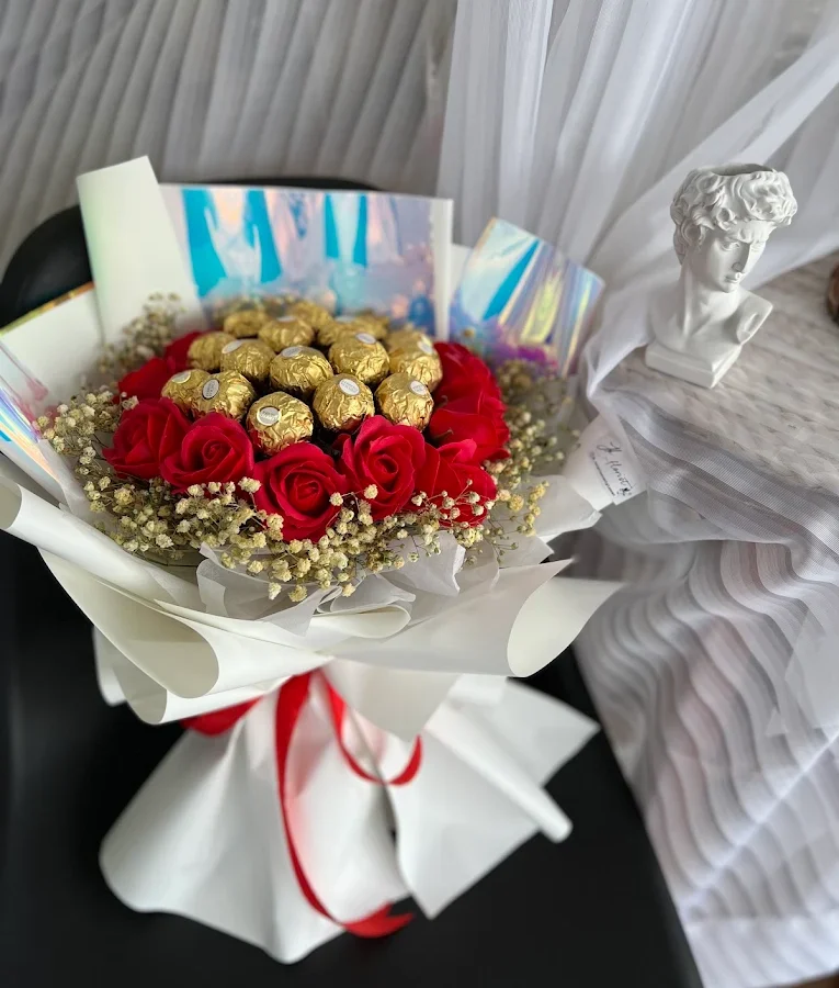 Buket Wisuda Uang vs Buket Bunga: Mana Pilihan Terbaik untuk Hadiah Kelulusan?